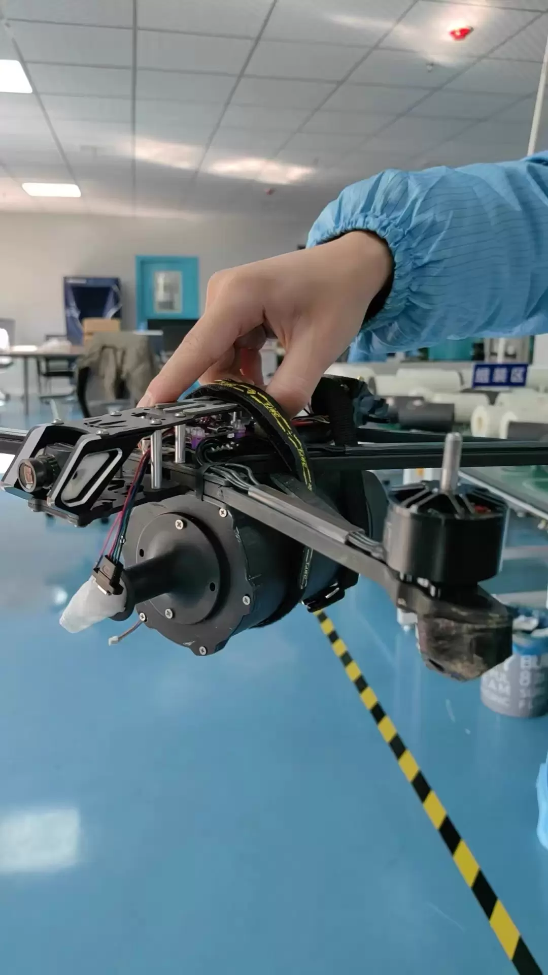 Drone yang dilengkapi dengan gulungan serat optik untuk jangkauan 3km, 5km, 10km, 15km, 20km, 30km, 40km.