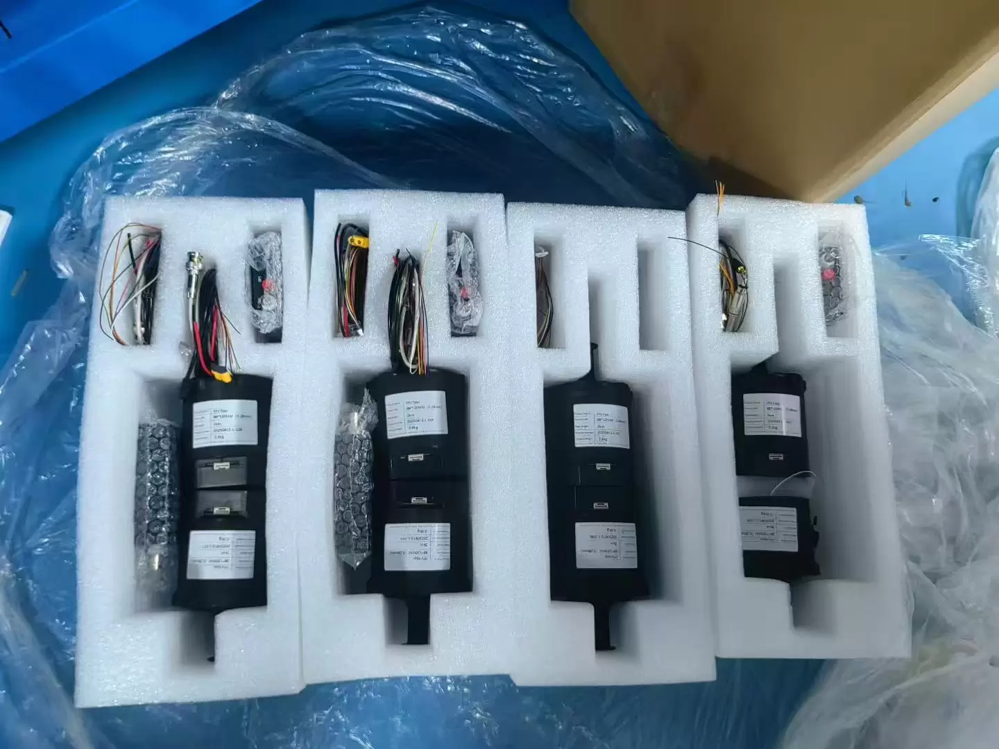 Drone yang dilengkapi dengan gulungan serat optik untuk jangkauan 3km, 5km, 10km, 15km, 20km, 30km, 40km.