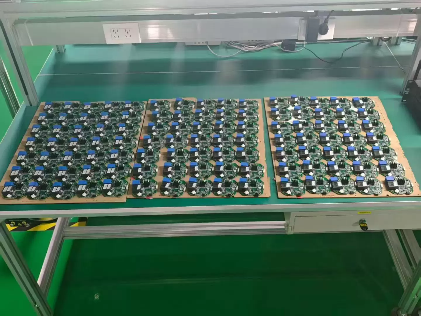 Drone yang dilengkapi dengan gulungan serat optik untuk jangkauan 3km, 5km, 10km, 15km, 20km, 30km, 40km.